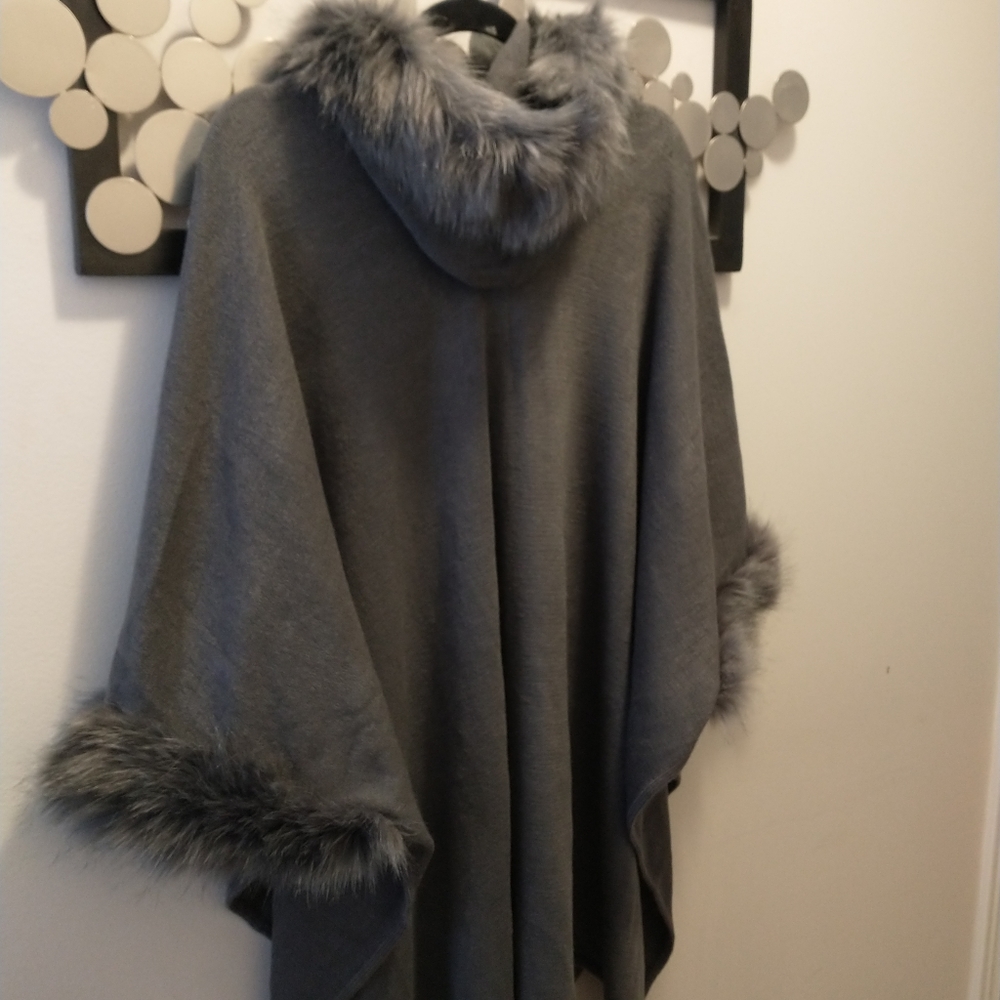 Faux fur Cape - Picture 3 of 3